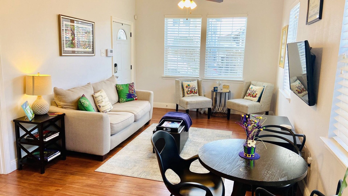 Broadmoor House | Cozy and Quiet Home Uptown Broadmoor Area