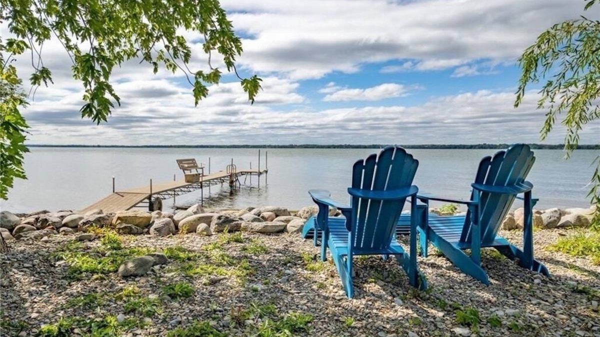 Cressy Cottage | Cozy and Scenic Lakefront Cottage in Prince Edward County.