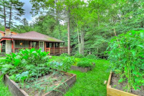 Canadensis House | Cozy and Secluded Cabin with a Fireplace in the Poconos Mountains of Pennsylvania
