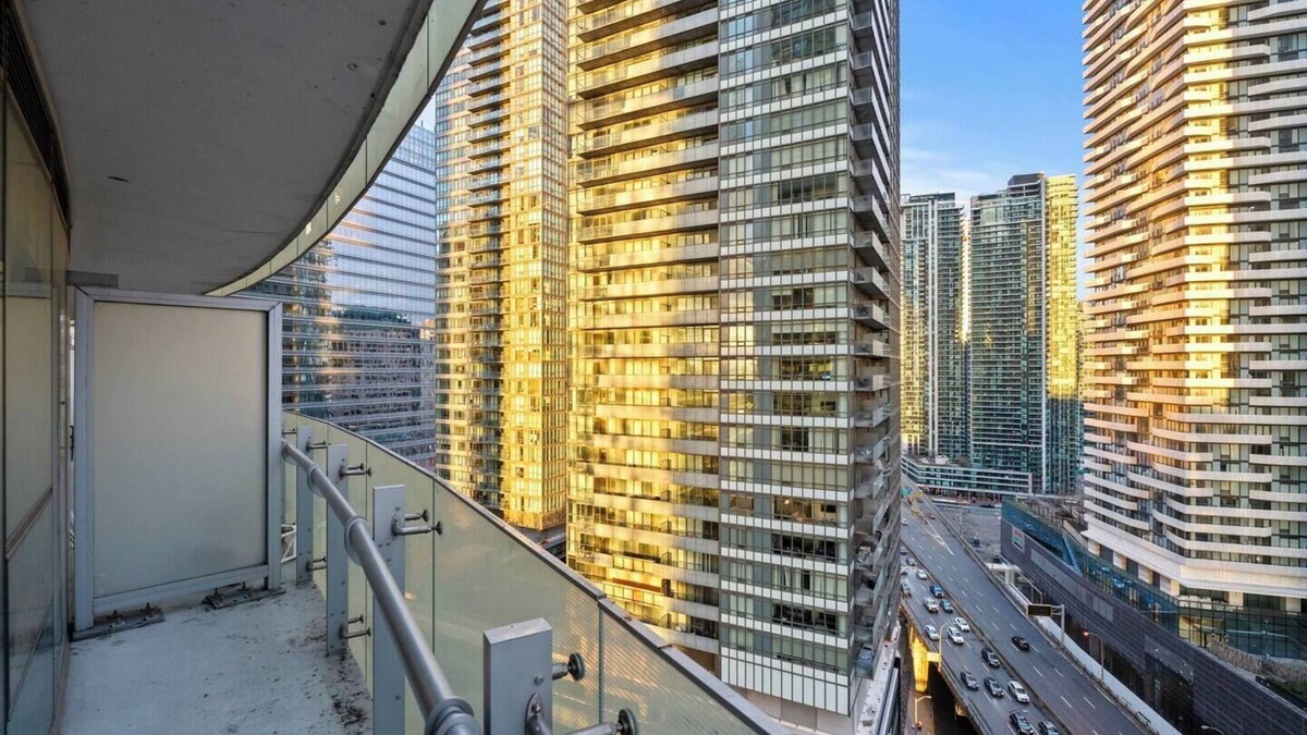 Central Waterfront Condo | Cozy and Sleep Modern Condo Heart of Downtown