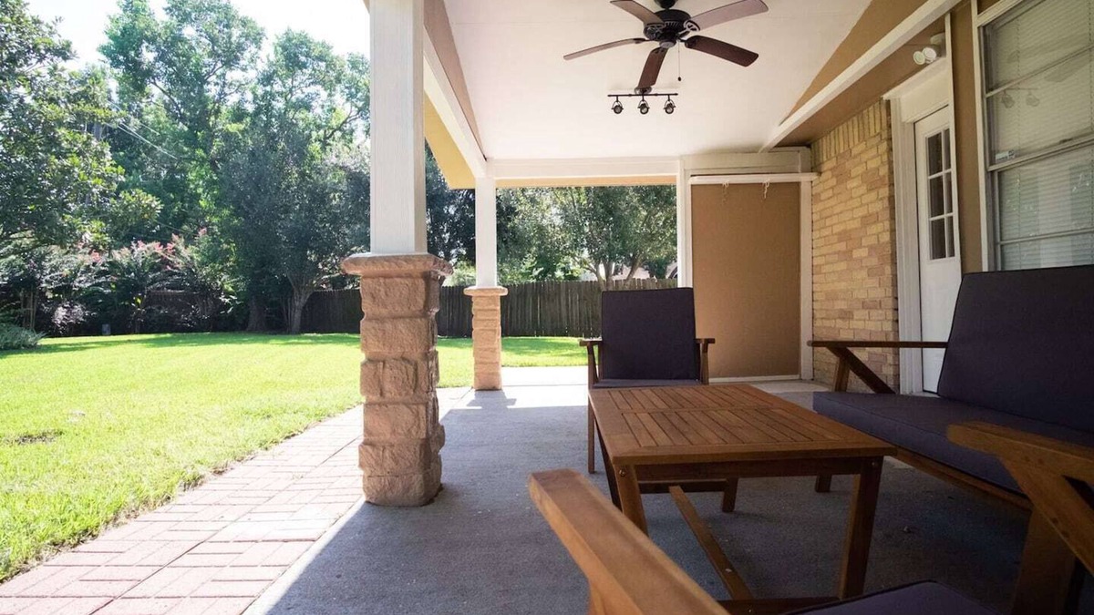 Clodine House | Cozy and Spacious 3 Bedroom Home in Sugarland