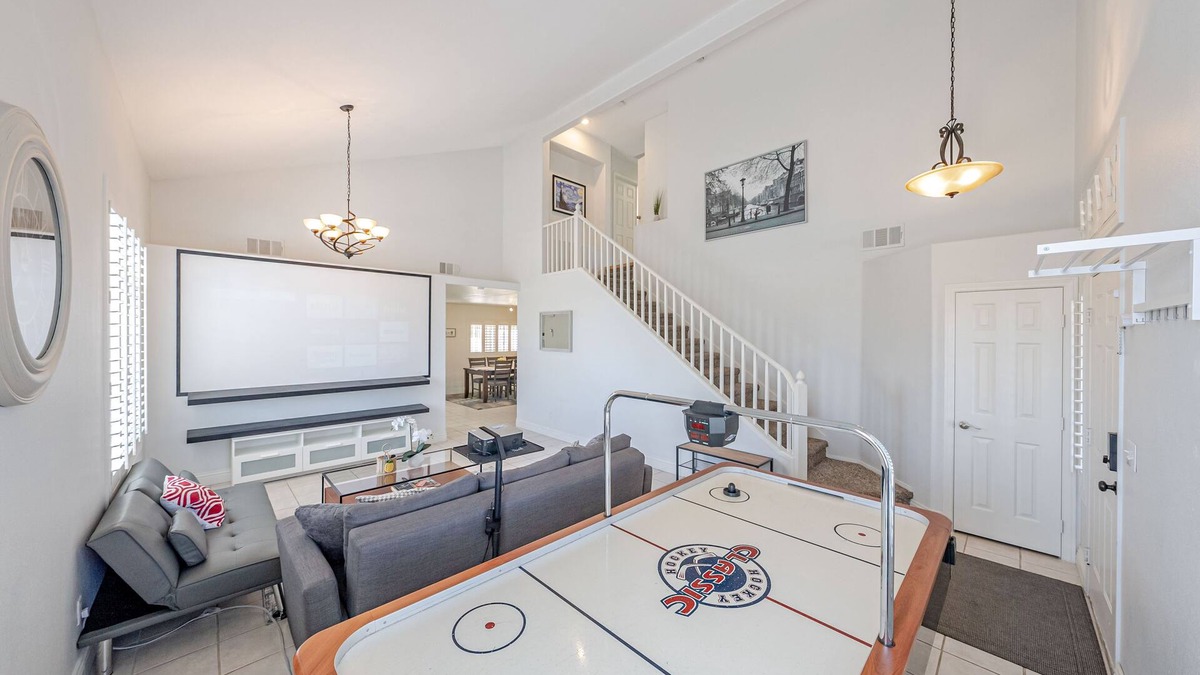 Spring Valley House | Cozy and Spacious 4 BR 3.5 BT Home! >1BR Downstairs<