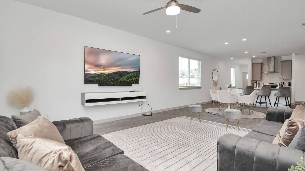 Southeast Houston House | Cozy and Spacious 4-bedroom retreat near Medical Center and Downtown Houston.