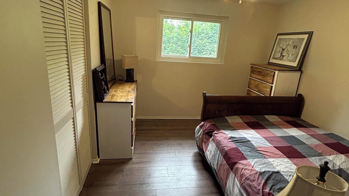 Barrie House | Cozy and Spacious 4 bedrooms, 1.5 bathroom, private yard for the whole family.