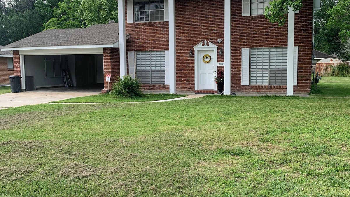 Gonzales House | Cozy and spacious house: 7 beds & 3 bathrooms only 2 miles from I-10
