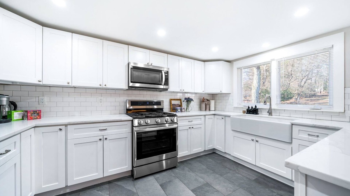 Woodcliff Lake House | Cozy and Stylish 4bd2ba Fireplace+PetFriendly+LargeBackyard+Commute to NYC!