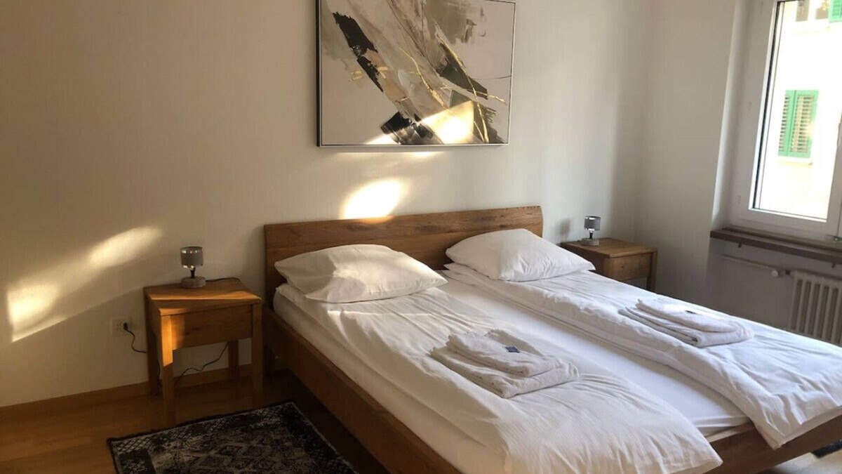 Hirslanden Apartment | Cozy and sunny 2BR flat in the city center (Sky10)