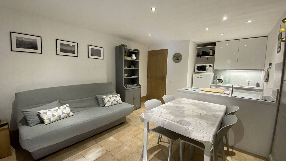 Bellentre Apartment | Cozy Apartment 6 Guests, Balcony, Pool Access, Close to Slopes and Amenities