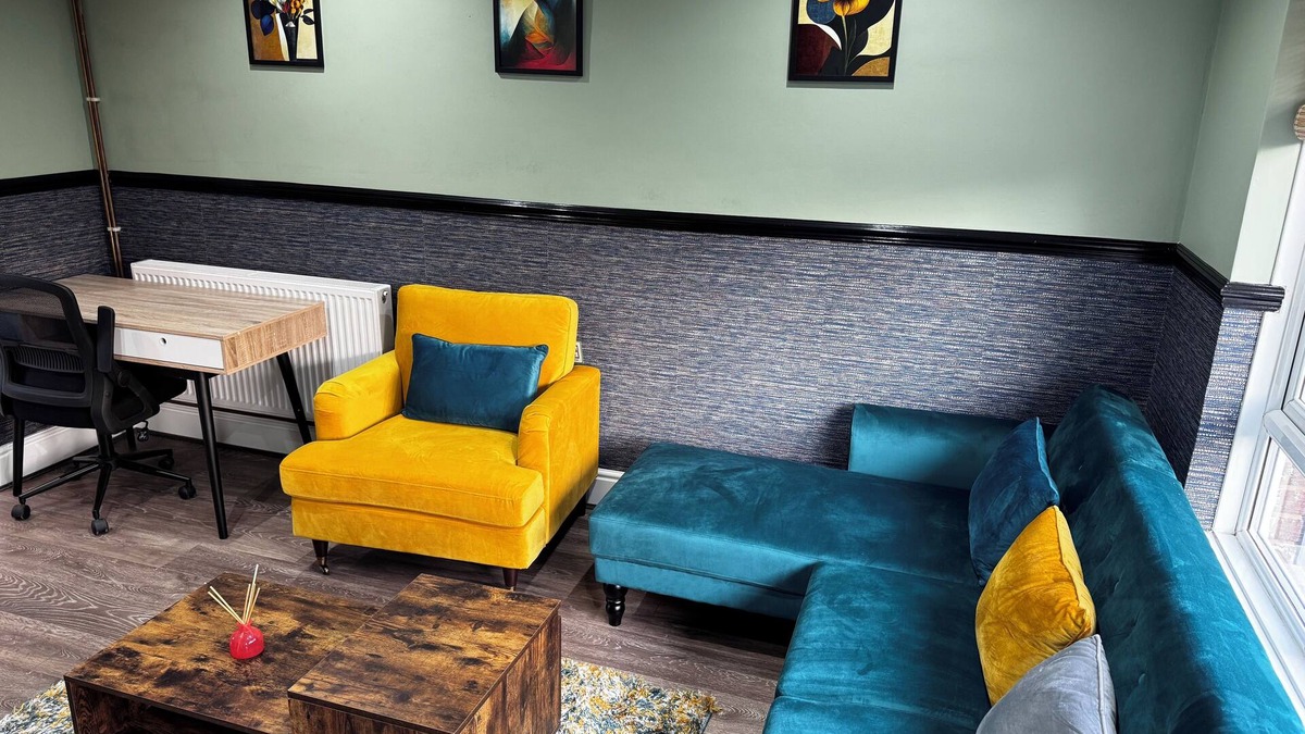 Little Hay Apartment | Cozy apartment, 10 min from B'ham Airport/NEC/HS2 sleeps up to 6, King bed, Wifi