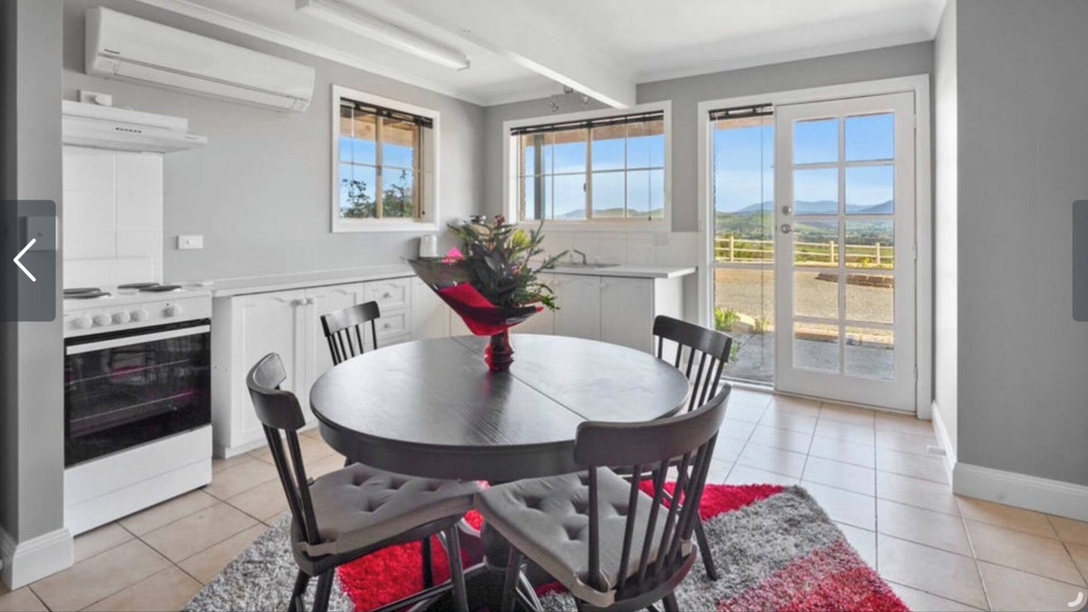 Richmond Apartment | Cozy Apartment 15 min From the Airport and Right Next to Richmond Town