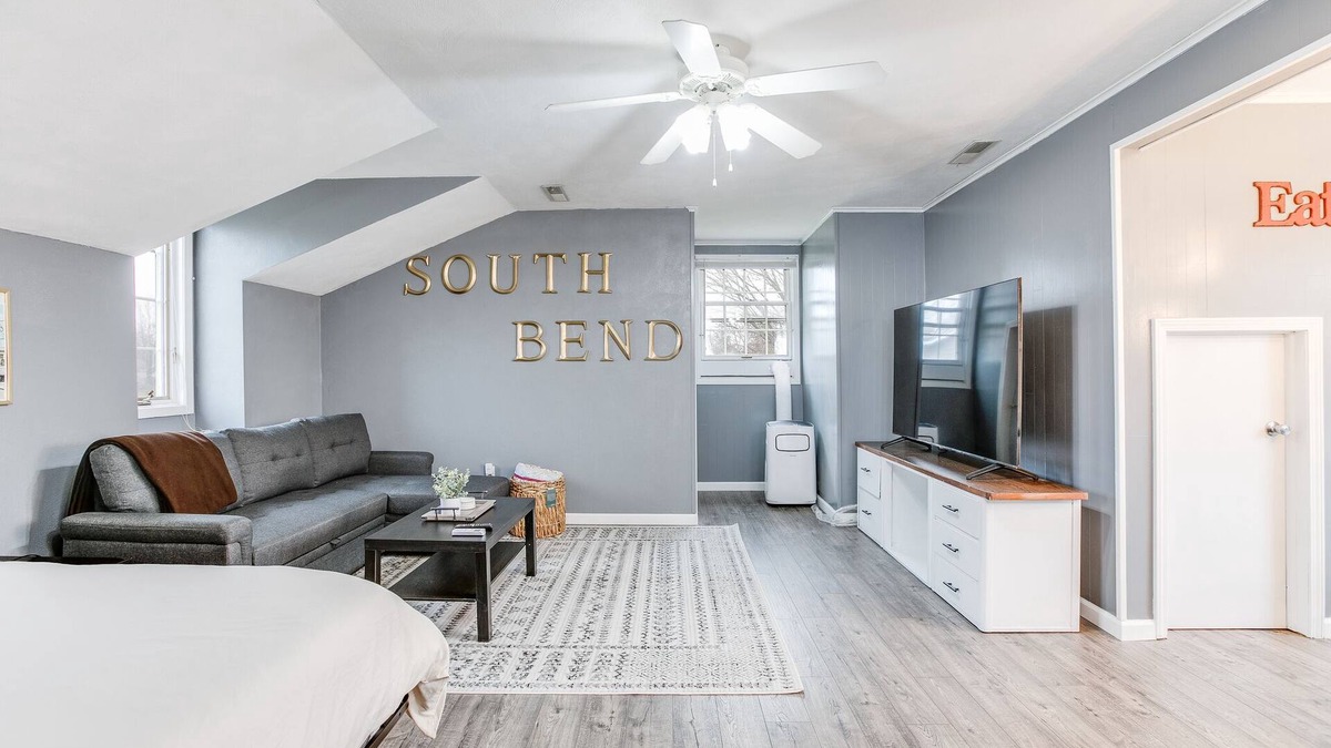 Granger Apartment | Cozy Apartment 15 min to ND - Sleeps 5!