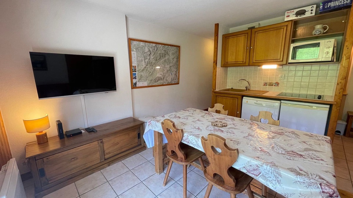 Flumet Apartment | Cozy apartment at the foot of the slopes with balcony, wifi, and parking