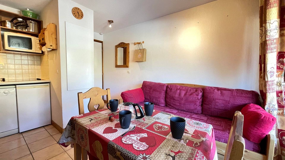 Flumet Apartment | Cozy apartment at the foot of the slopes with balcony