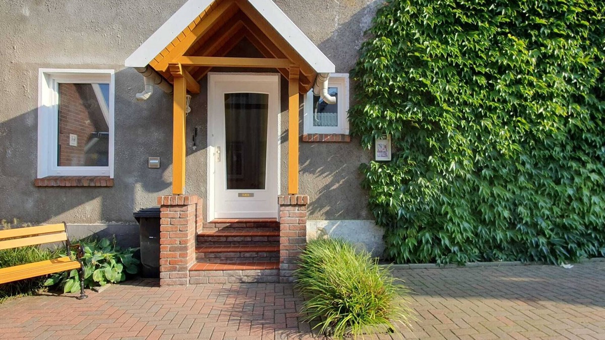 Jever Apartment | Cozy apartment centrally located with separate entrance and parking.