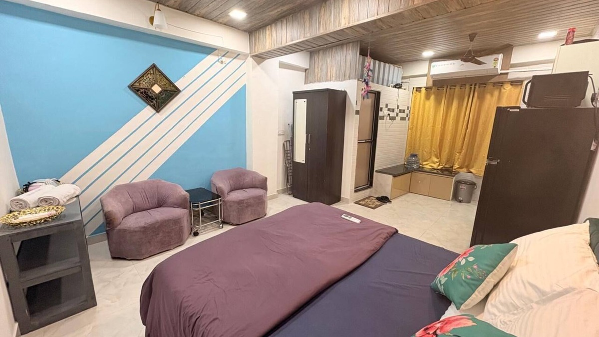 Pali Hill Apartment | Cozy apartment in beautiful Chuim village, Bandra west