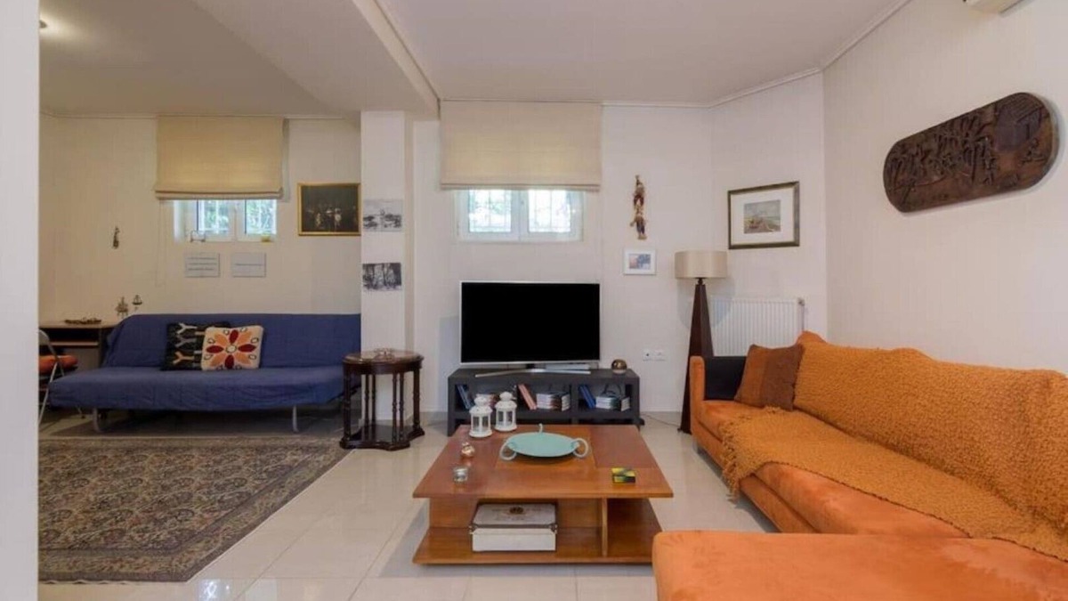 Kifisia Apartment | Cozy apartment in Nea Erythraia with courtyard