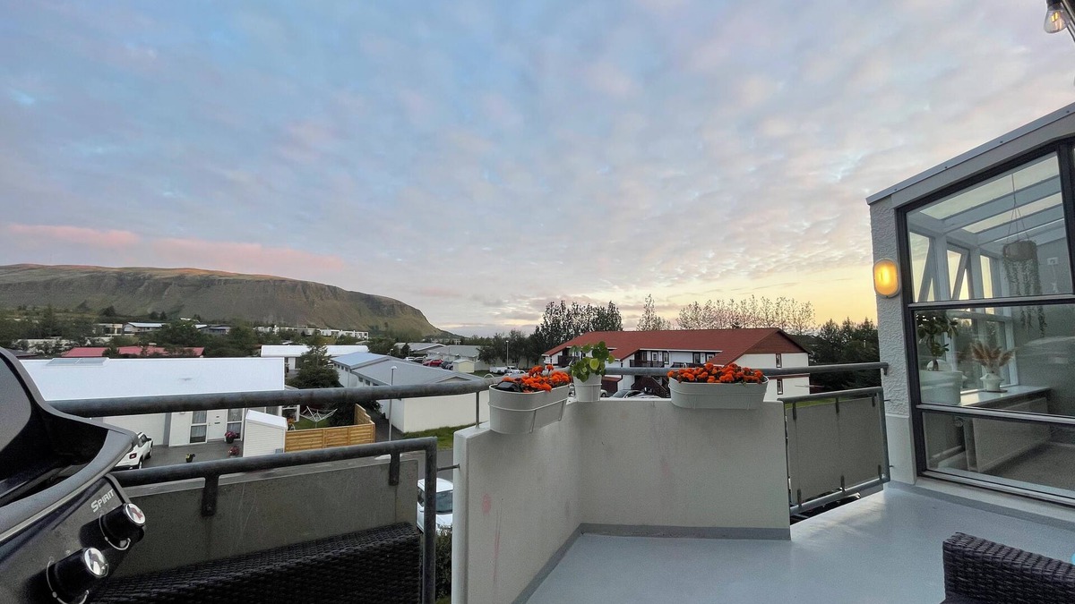 Mosfellsbaer Condo | Cozy apartment in Mosfellsbær with mountain views, ideal for couples or families