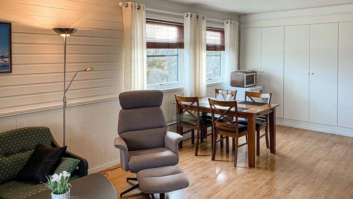 Offersøy Apartment | Cozy apartment in Offersøy with sauna