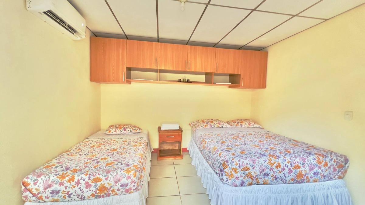 Managua House | Cozy apartment in phenomenal Managua with WiFi, AC, garache and kitchen.