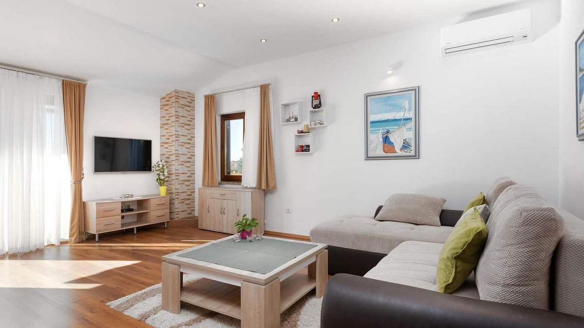 Nova Vas Apartment | Cozy apartment in Porec with WiFi