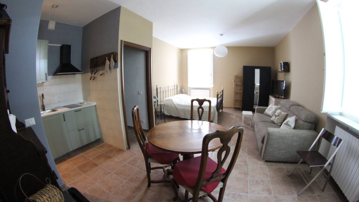 Vercelli Apartment | Cozy apartment inside the 1400 building "Torre degli Angeli."