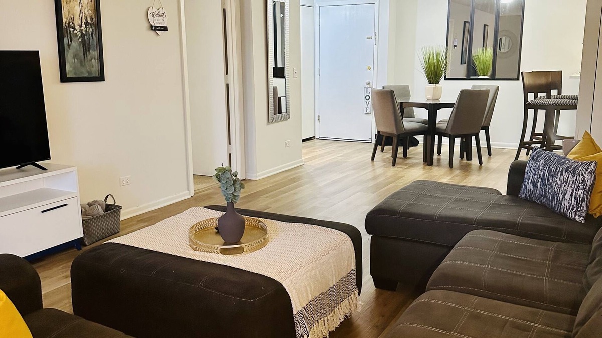 Lombard Apartment | Cozy Apartment Mins from OakBrook mall, restaurants and attractions.