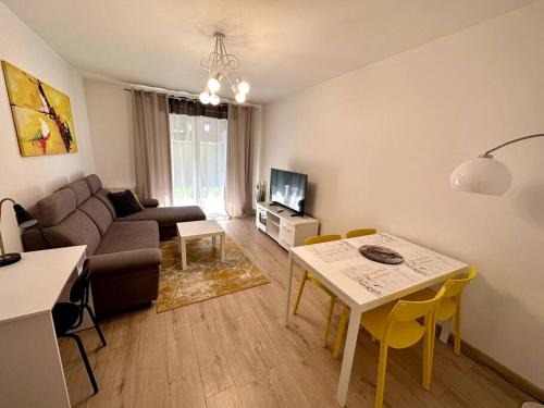 Fabryczna Apartment | Cozy apartment near Magnolia - Private Parking