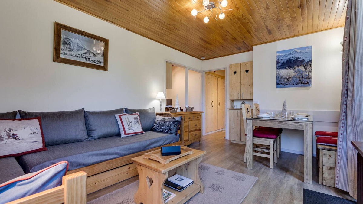 Le Lavachet Apartment | Cozy Apartment Near the Slopes with Balcony and Modern Amenities