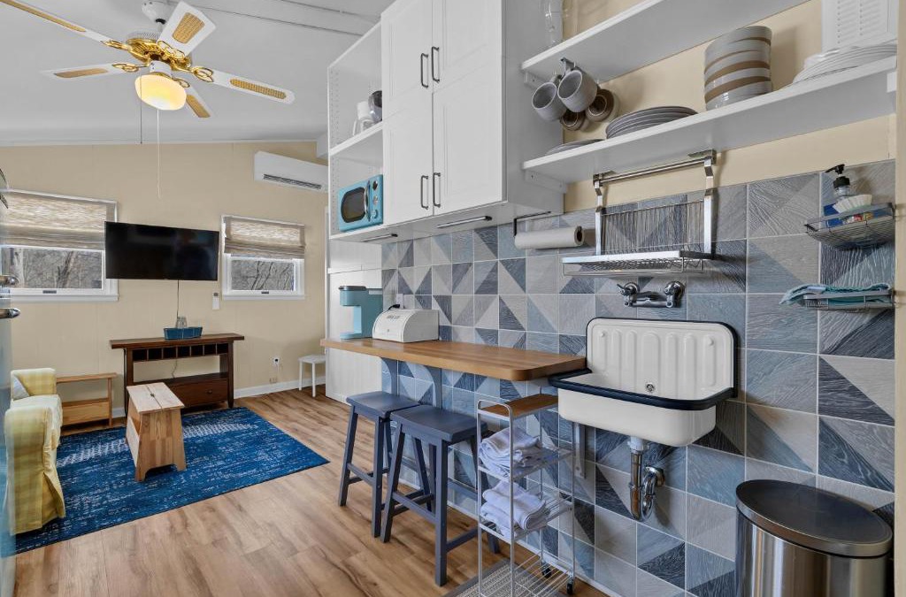 Westbrook Center Apartment | Cozy apartment, private beach & jacuzzi