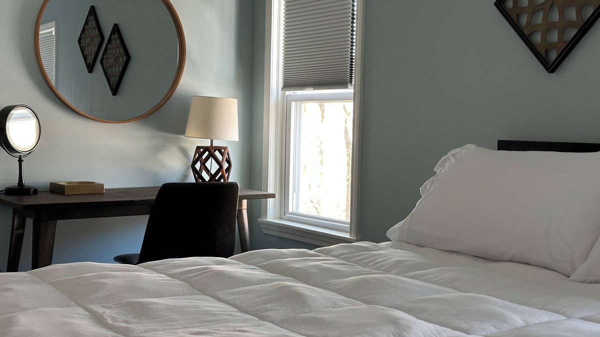 Downers Grove Apartment | Cozy apartment right in Downtown Downers Grove
