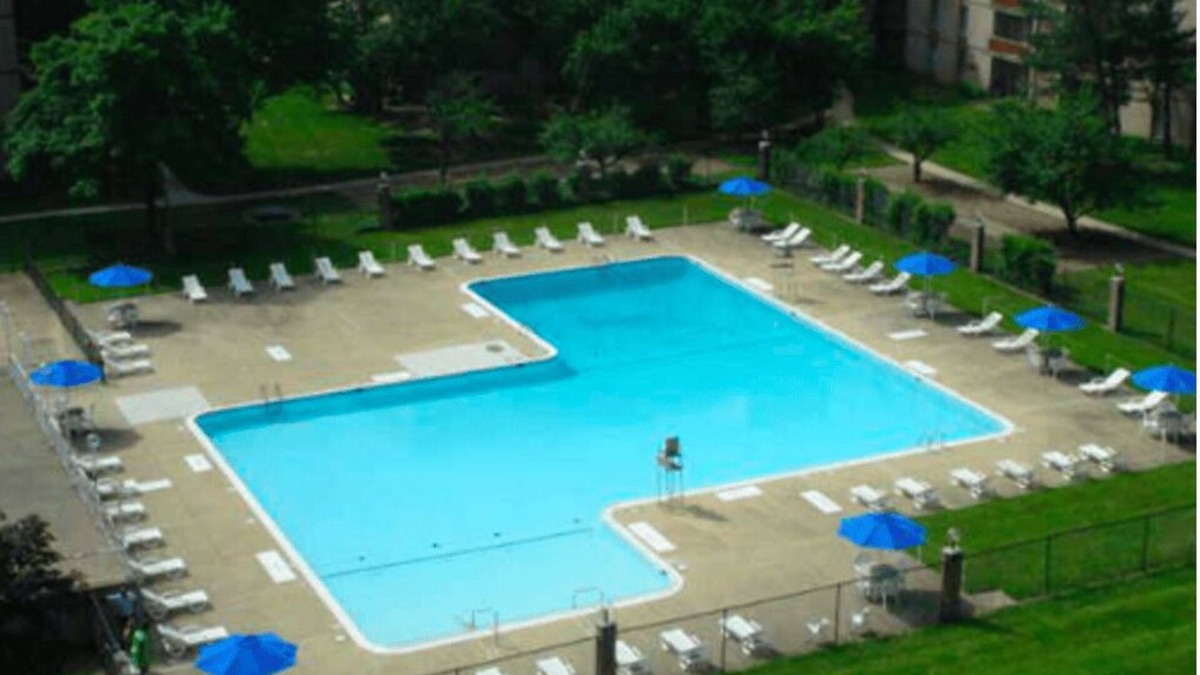 Paradise Apartment | Cozy apartment in District Heights with Heat, WiFi, a pool and a gym.