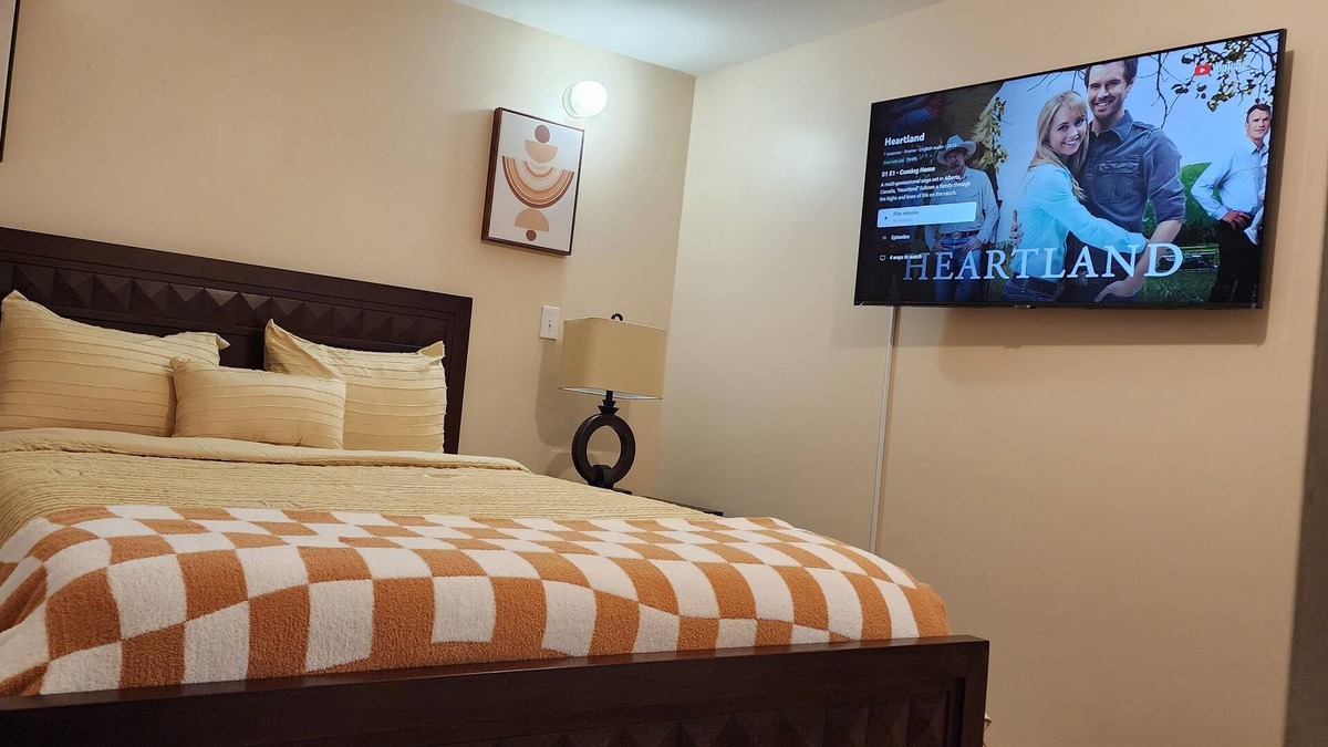 Port Richmond House | Cozy Apartment