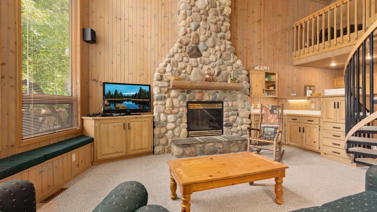 Lake Shore Condo | Cozy Apartment w/Lake Access + Pool & Trails