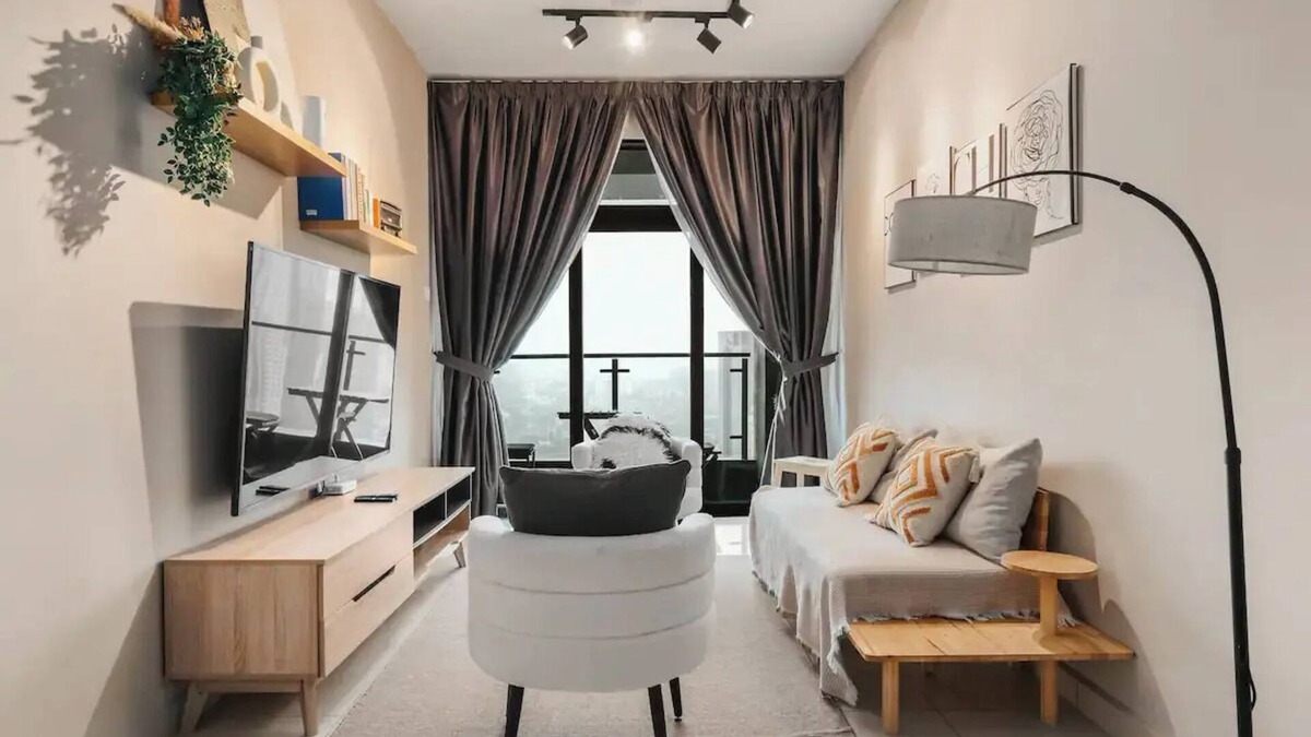 Kuala Lumpur City Centre House | Cozy Apartment w/Stunning KLCC View, 1-Min Walk to LRT, Netflix & Prime Location