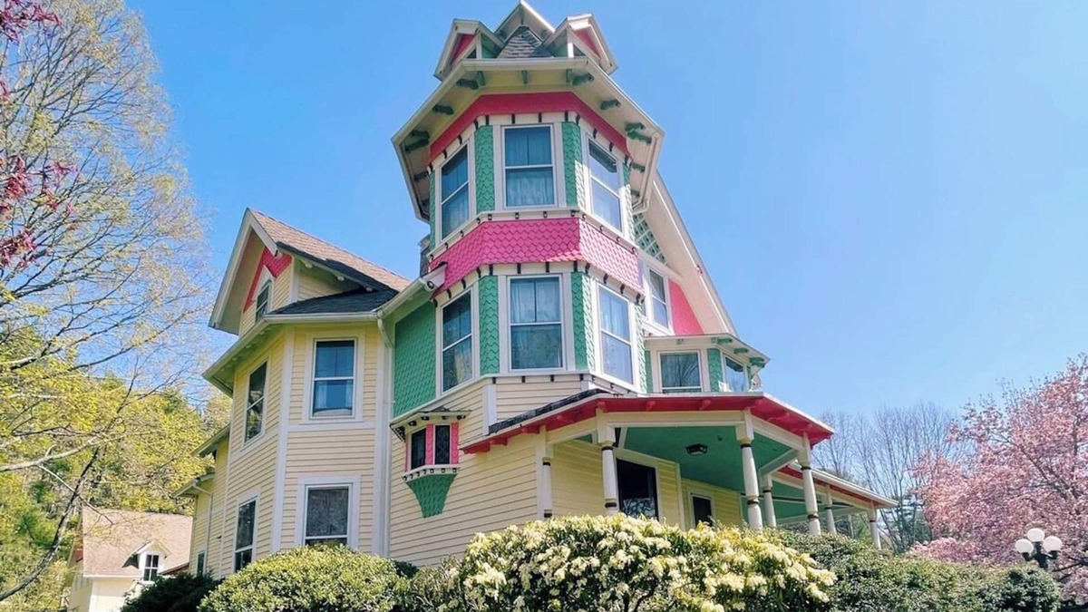 Chester Center Apartment | Cozy apartment with a bird's eye view of Chester. 5 minute walk downtown