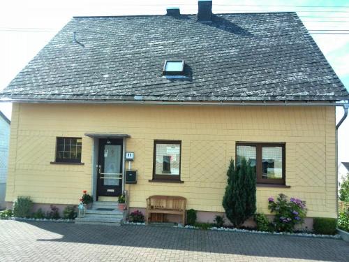 Nisterau Apartment | Cozy Apartment with Private Garden in Nisterau