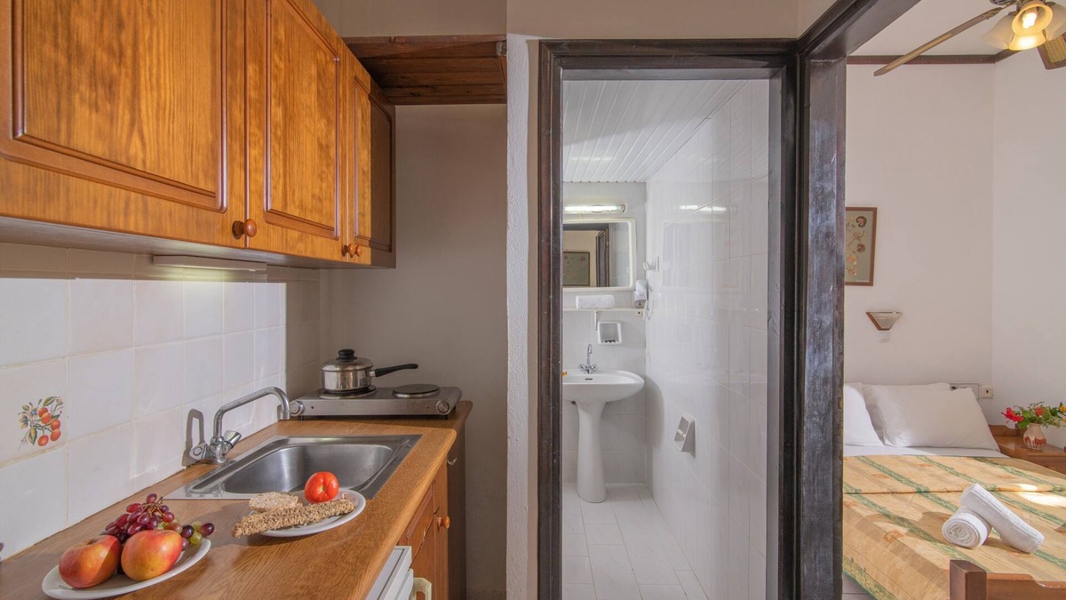 Hersonissos Centre Apartment | Cozy Apartment with garden or pool view