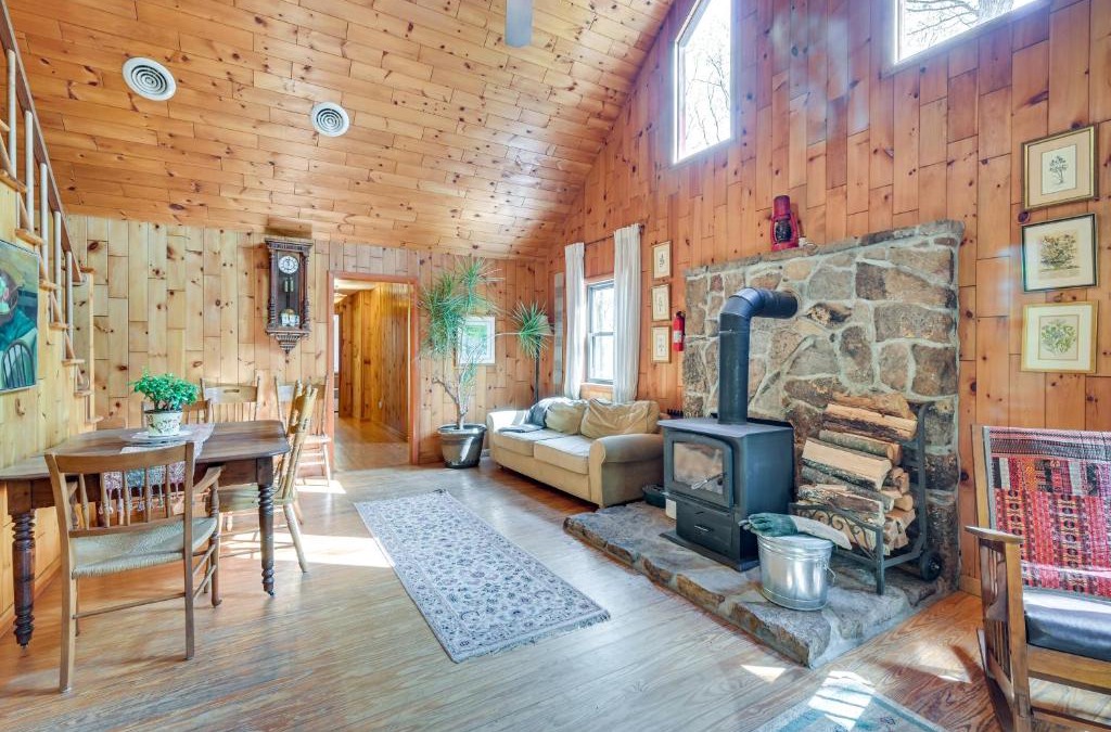 Great Cacapon House | Cozy Appalachian Getaway 5 Mi to Prospect Peak!
