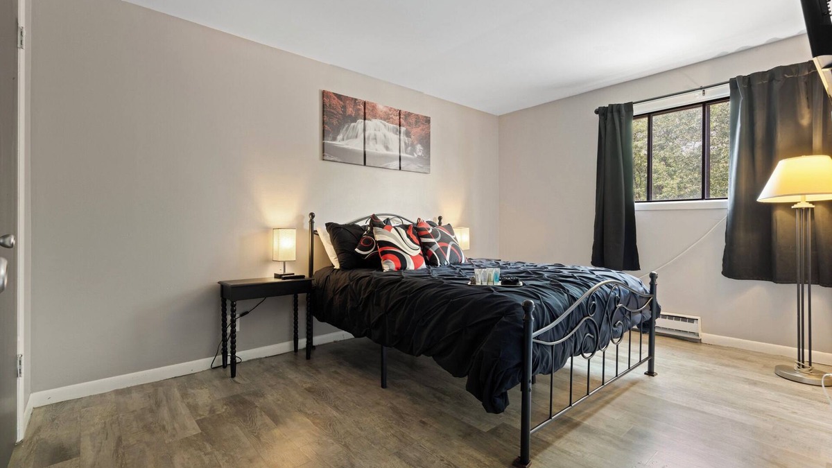 Aurora Apartment | Cozy apt Aurora/Sleeps 8/FREE Wifi/55"TV/Parking