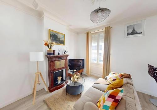 Le Perreux-sur-Marne Apartment | Cozy APT in Le Perreux with Parisian Charm & Disneyland Fun
