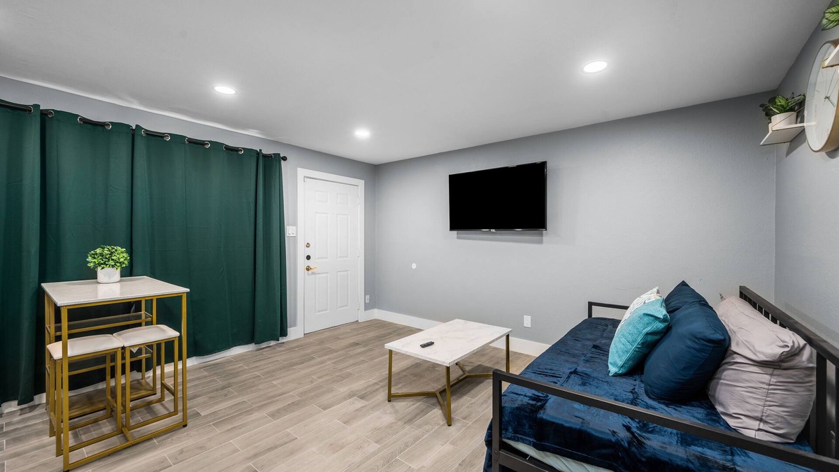 Boulevard Oaks Apartment | Cozy Apt in Museum District with Pool+Free Park