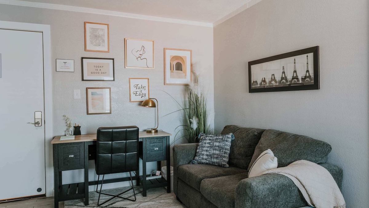 Barths Apartment | Cozy Apt on 38th- Queen bed and desk