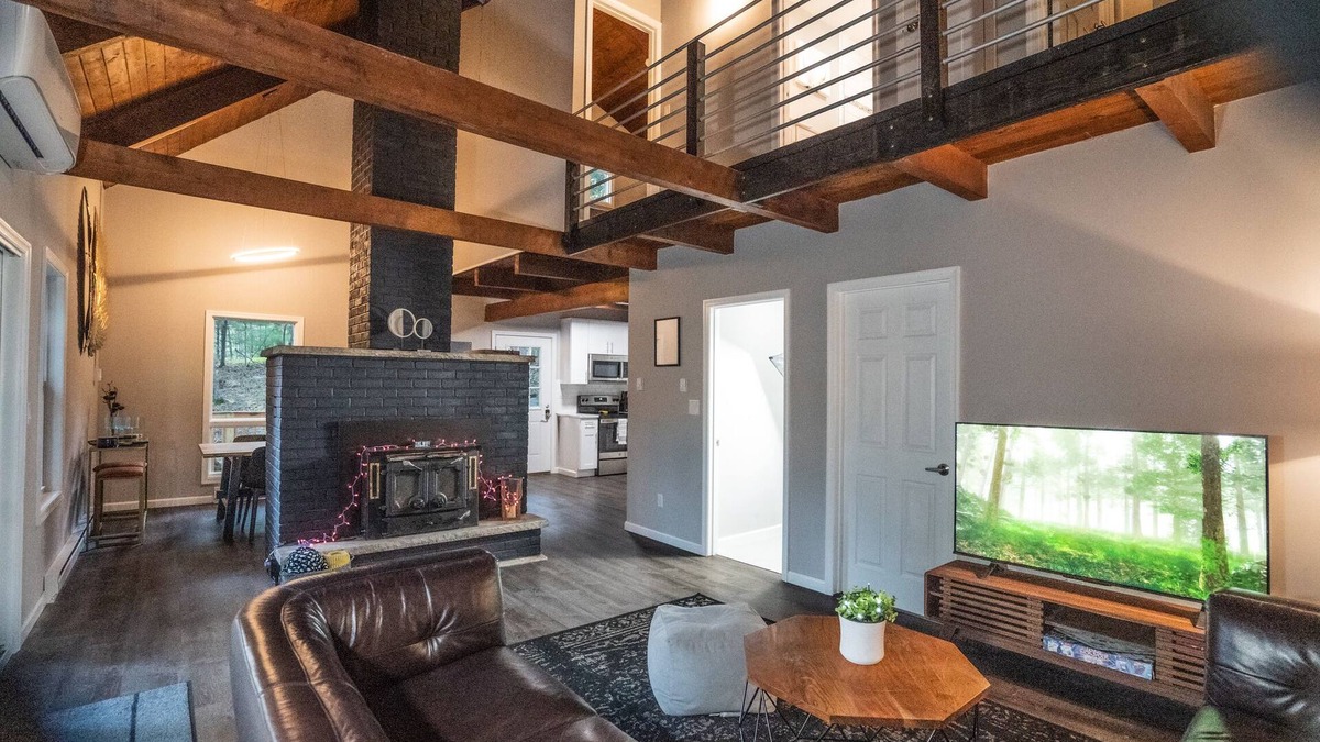 East Stroudsburg Cabin | Cozy Arctic Getaway w/Hot Tub near Bushkill Falls