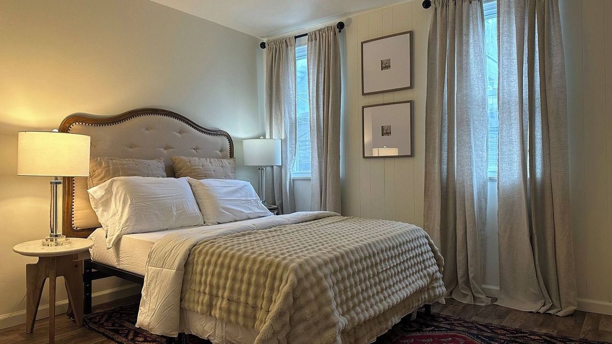 Blawnox House | 🌟🎨COZY ART HOME in Fox Chapel area by restaurants, bars, shops & hospital!