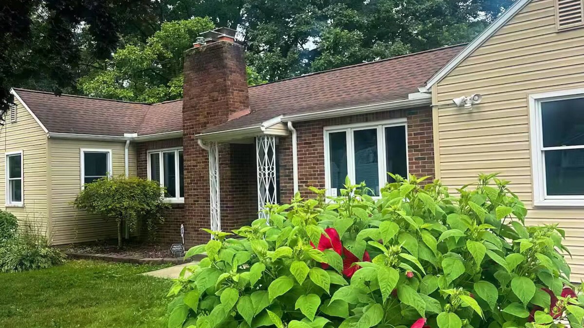 Youngstown House | Cozy Art & Nature Getaway