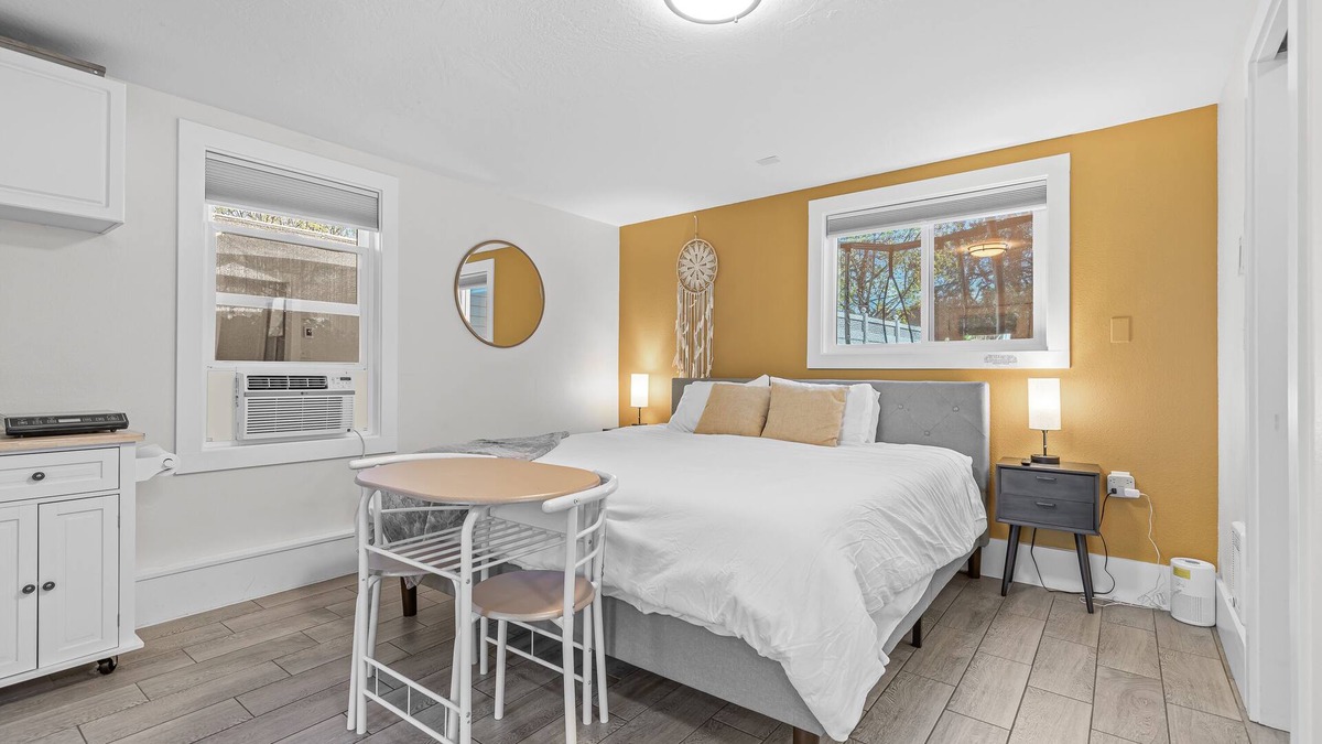 Ashland Apartment | Cozy Ashland Studio: King Bed, 1 mile from Plaza!