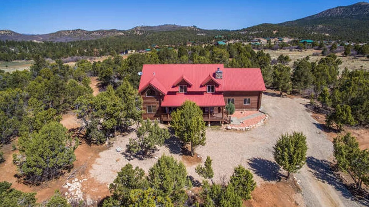 Zion National Park East Entrance House | Cozy authentic 5 bedroom cabin minutes from Zion