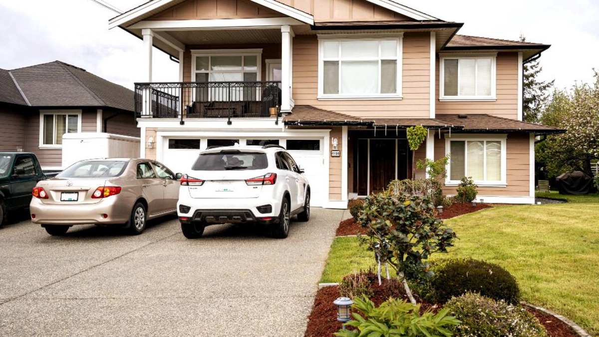 Saanich West House | Cozy Bachelor Suite with Full Kitchen/Free Parking