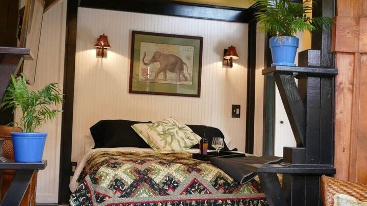 Fremont Cottage | Cozy Banana Cabana w/soaking tub heated floors in secluded garden