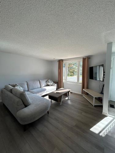 Barrie House | Cozy Barrie Home - Minutes to College & Hospital